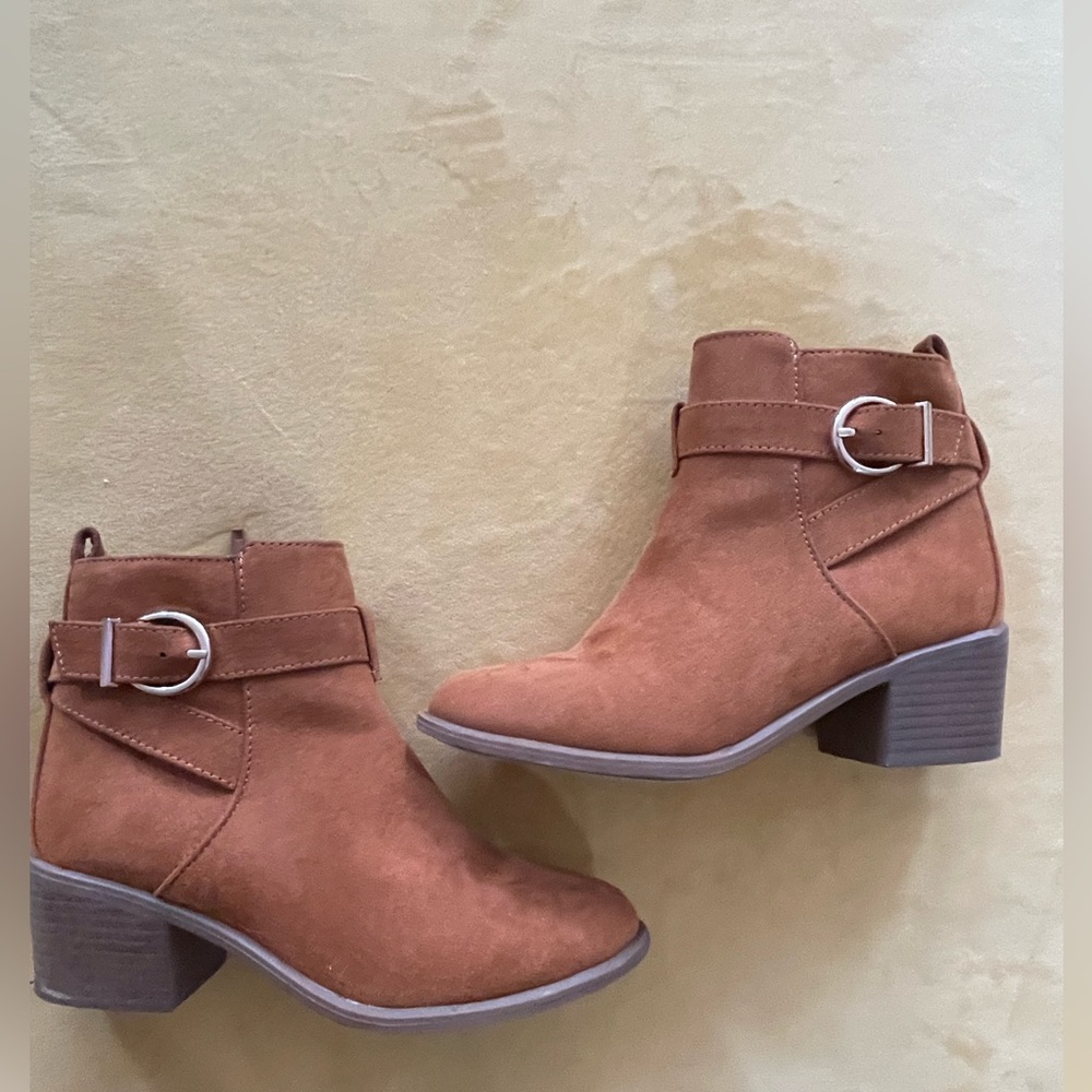 Girls youth size 2 brown heeled bootie
